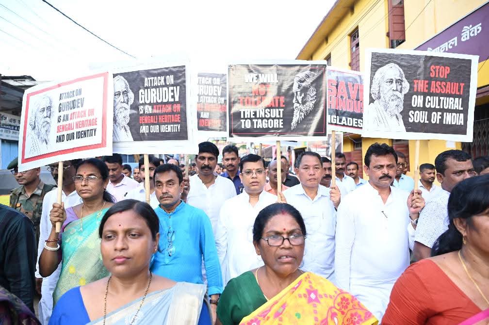 ওপারে কবিগুরুর পৈত্রিক বাড়ি আক্রান্ত, মুহুরীঘাট চেকপোস্টের সামনে বিজেপির বিক্ষোভ