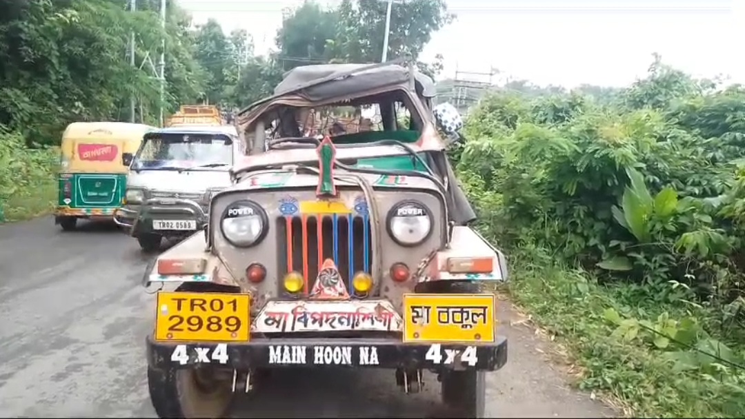 ট্রিপার ট্রাক ও কমান্ডার জীপের মুখোমুখি সংঘর্ষে শিশু সহ ১৩ জন আহত