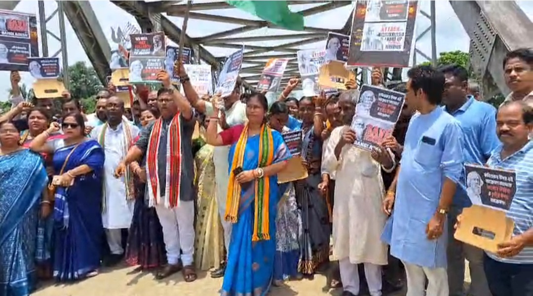 বাংলাদেশে কবিগুরুর পৈত্রিক বাড়িতে হামলার প্রতিবাদে রাগনা সীমান্তে বিজেপির বিক্ষোভ