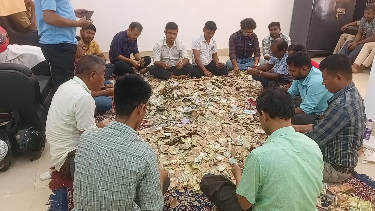 মাতাবাড়ির প্রণামী বাক্সে মিলল বিদেশী মুদ্রা, ডলার ও টাকা