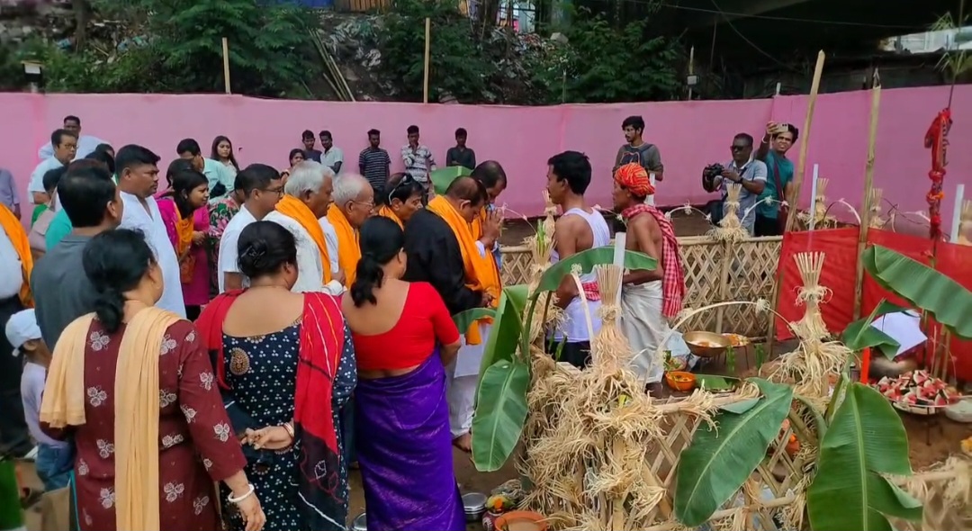 চিরাচরিতভাবে নানা জায়গায় পূজিত হলেন বাবা গড়িয়া