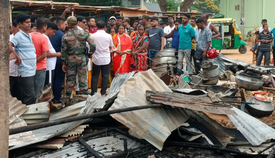 হাঁপানিয়া বাজারে পুড়ল হোটেল ও রেস্তোরাঁ সহ পাঁচটি দোকান