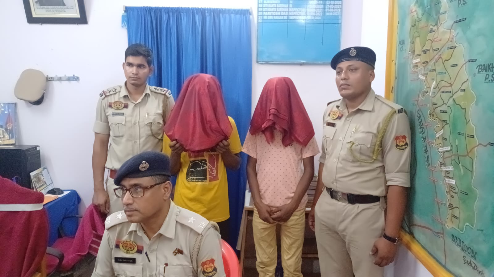 এক রাতে ২৪ দোকানে চুরি, ৭২ ঘন্টার মধ্যে গ্রেফতার দুই দাগি চোর
