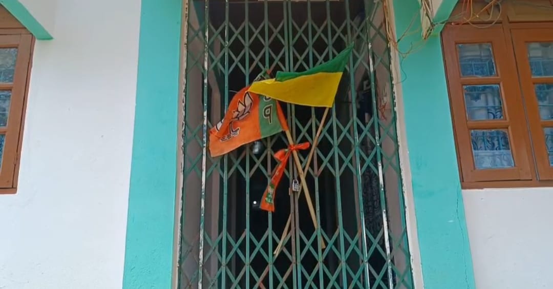 গন্ডাছড়ায় একাধিক অফিসে তালা ঝুলিয়ে দিল শাসক গোষ্ঠী
