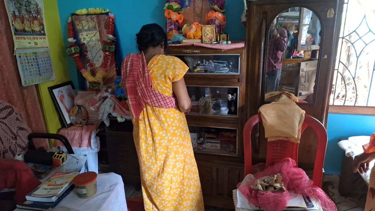 চুড়াইবাড়িতে মা ও ছেলের মাথায় বন্দুক ঠেকিয়ে ডাকাতি