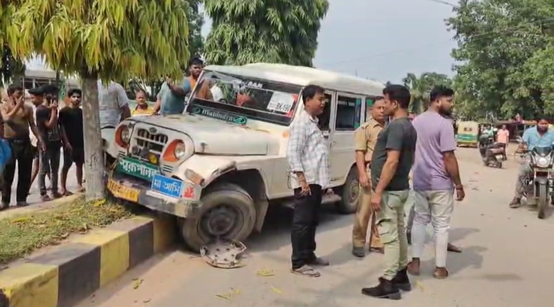 তেলিয়ামুড়ায় ম্যাক্সের ধাক্কায় স্কুটি থেকে পড়ে আহত বাবা ও ছেলে