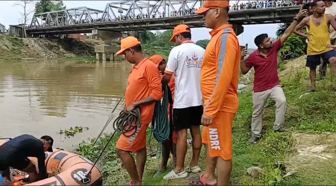 পুলিশের দাবড়ানিতে মুহুরী নদীতে ঝাঁপ, হদিশ পাচ্ছে না এনডিআরএফ
