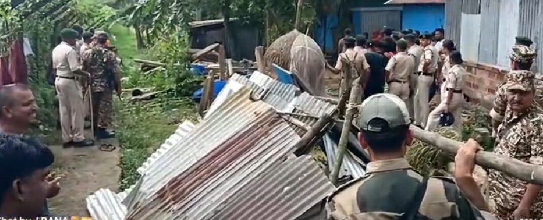 সীমান্ত সুরক্ষায় বক্সনগরে উচ্ছেদ অভিযান, কাঁটাতার সংলগ্ন এলাকা দখলমুক্ত করল প্রশাসন