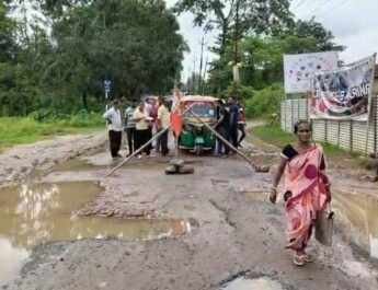 রাস্তার বেহাল দশার প্রতিবাদে ডুকলিতে অটোচালকদের অবরোধ, জনদুর্ভোগ চরমে