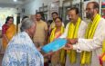 পুজোর আনন্দ সবার ঘরে, বস্ত্র বিলিয়ে নজির বোধজংয়ের শিক্ষকদের